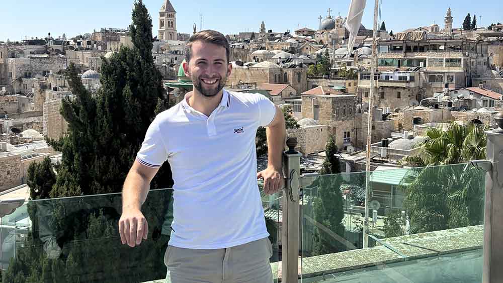 Leander Knoop mitten in der Altstadt mit Jerusalem