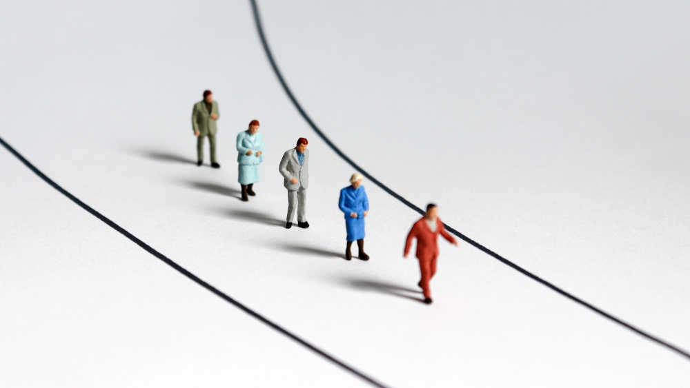 Männer um die 40 schätzen ihre Lebenserwartung oft zu optimistisch ein – Frauen dagegen zu vorsichtig. Das zeigt eine Studie des Bundesinstituts für Bevölkerungsforschung