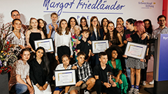 Margot Friedländer inmitten von Preisträgerinnen 2023