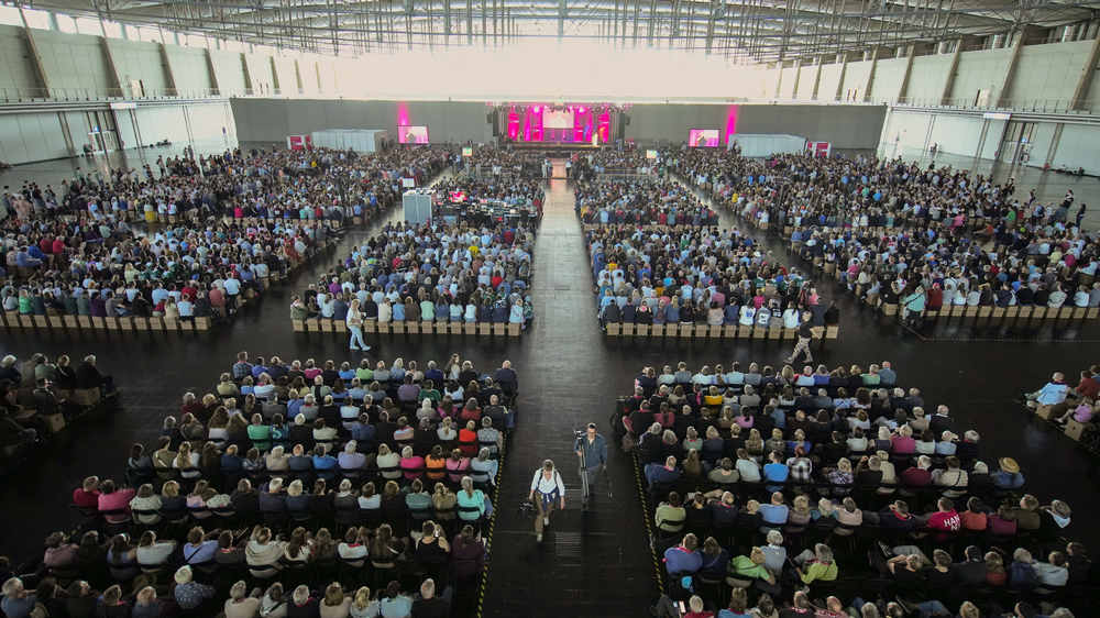 Die Messehalle ist voll besetzt, als Angela Merkel zur Bibelarbeit bittet