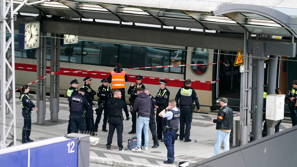 Nach der Messerattacke am Hamburger Hauptbahnhof sichern Einsatzkräfte Spuren an Gleis 14