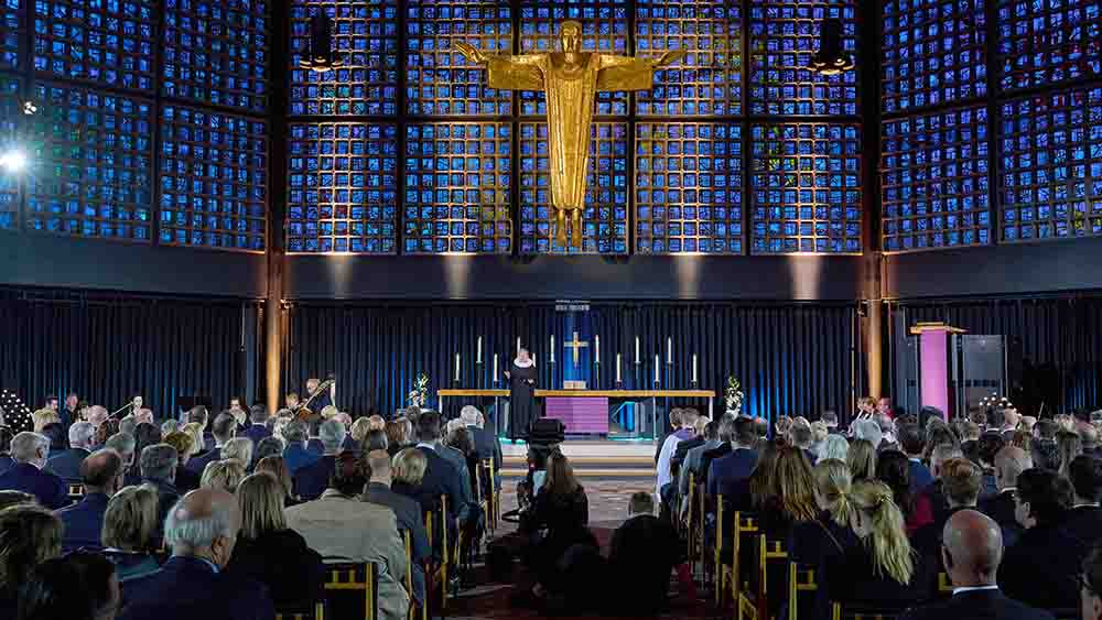 Ratsvorsitzende Kirsten Fehrs predigt beim ökumenischen Gedenkgottesdienst in der Kaiser-Wilhelm-Gedächtniskirche – zum 80. Jahrestag des Kriegsendes mahnt sie zur Erinnerung, Trauer und Verantwortung