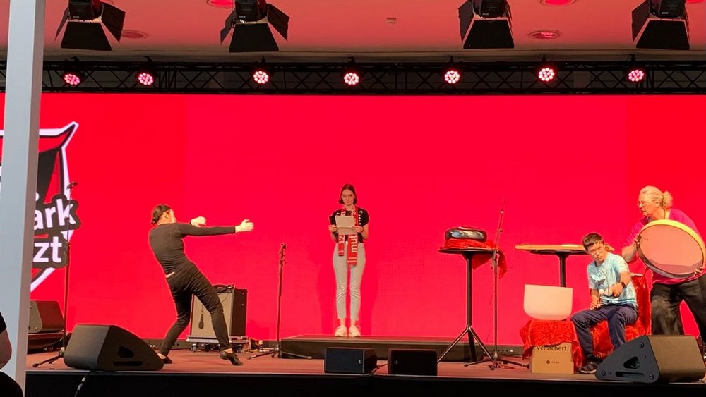 Pfarrerin Angela Kunze-Beiküfner als Elia stellt sich dem Sturm