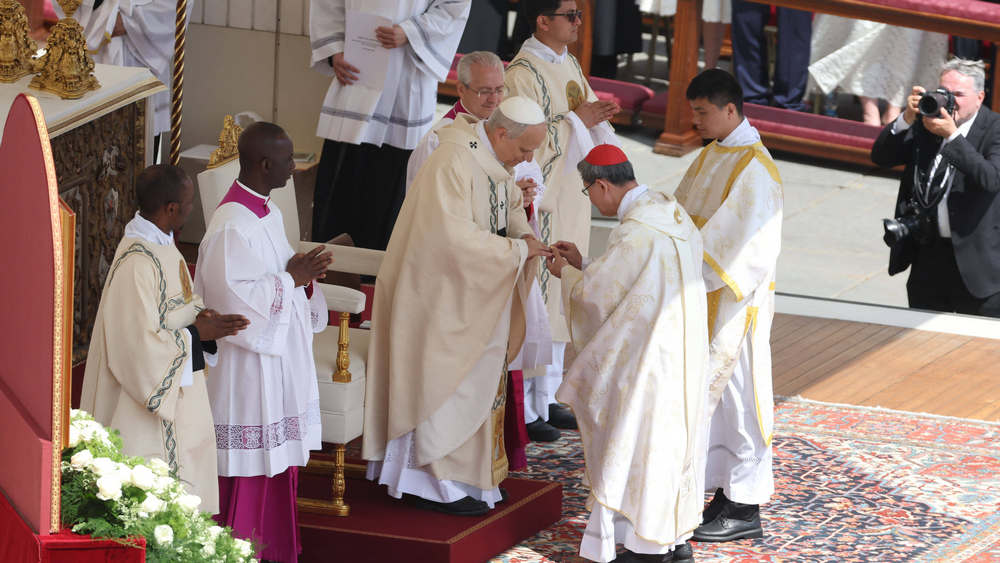 Papst Leo XIV. bekommt den Fischerring