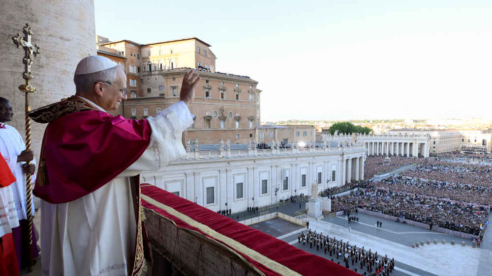 Papst Leo XIV. auf dem Balkon des Petersdoms in Rom
