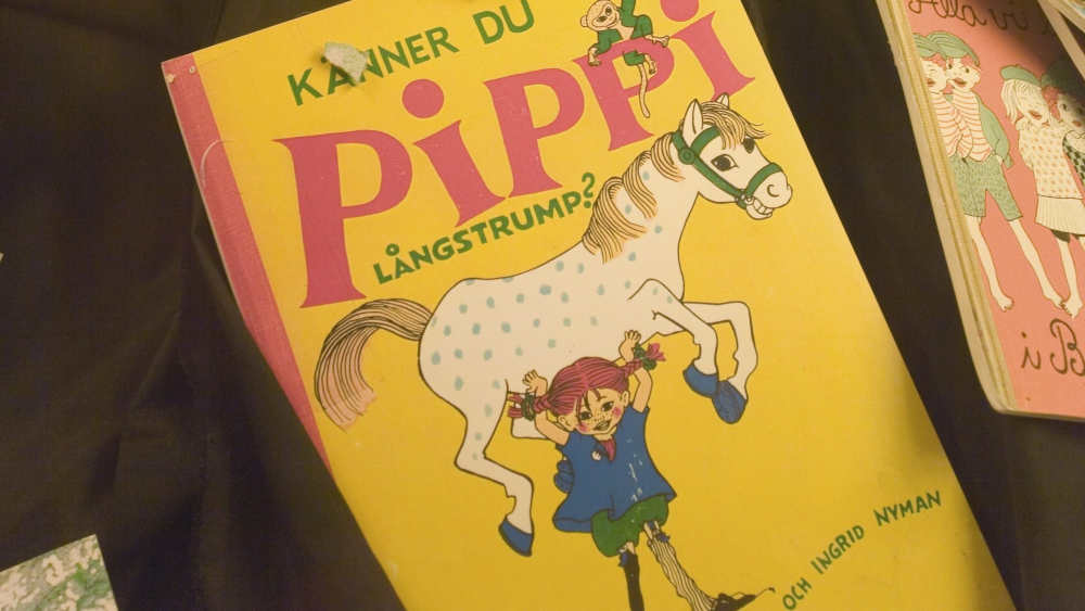Pippi Langstrumpf-Bücher von Astrid Lindgren in einer Ausstellung in Astrid Lindgrens Garden in Vimmerby, Schweden (Foto von 1983)