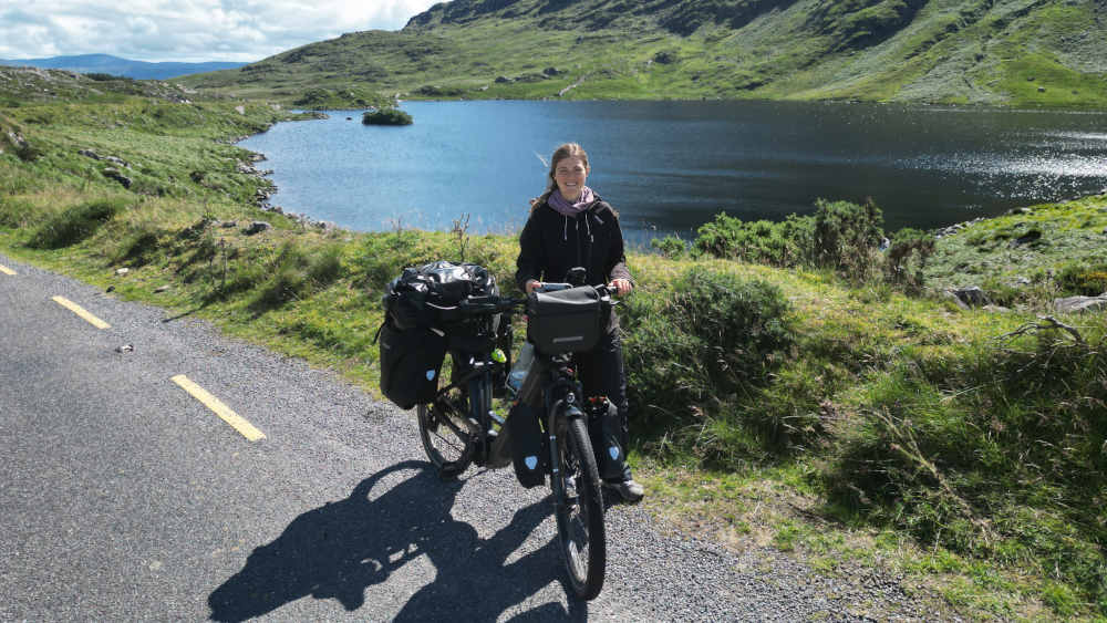 Carola Mehltretter mit ihrem E-Bike im Killarney National Park in Irland