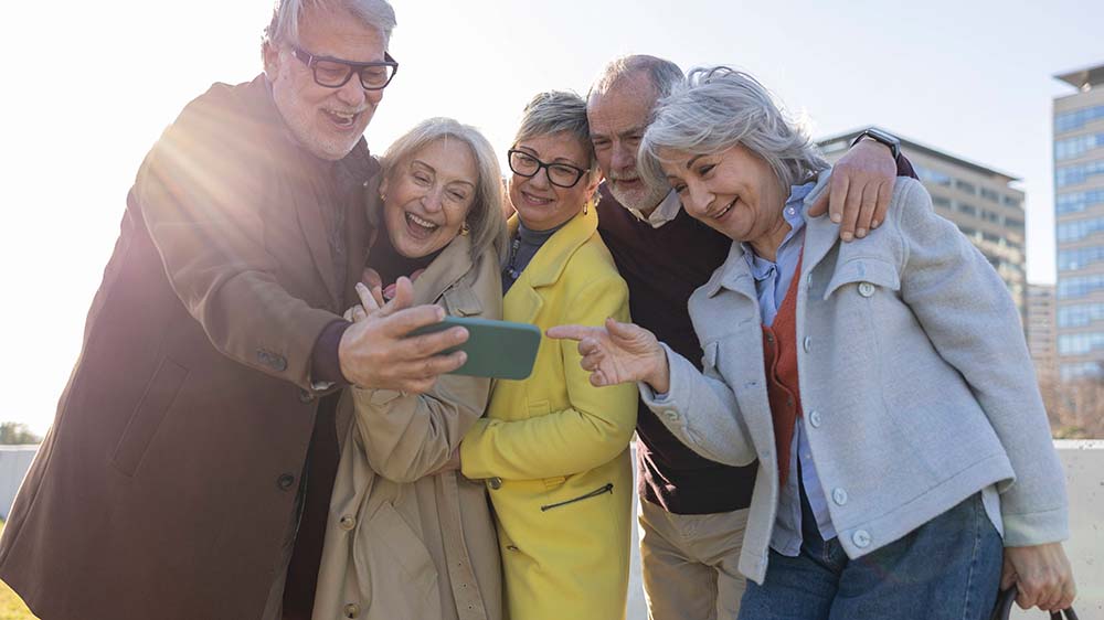 Digitale Teilhabe im Alter: Viele Senioren nutzen Smartphones und das Internet – doch bei Fake News und Gesundheitsinfos stoßen sie oft an ihre Grenzen