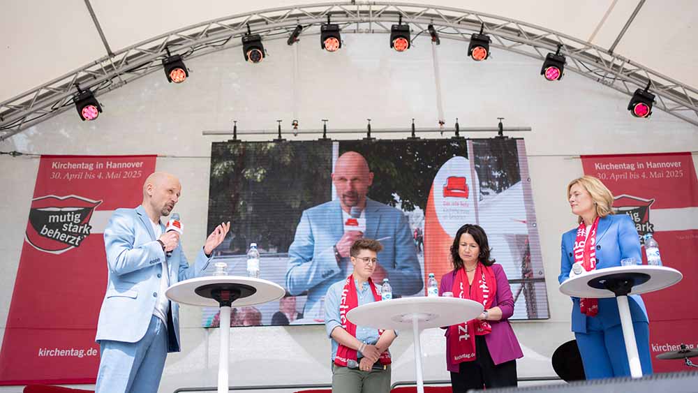 In der Diskussion: EKD-Präses Heinrichh, Kirchentagspräsidentin Siegesmund und Bundestagspräsidentin Klöckner im Gespräch mit epd-Chefredakteur Karsten Frerichs