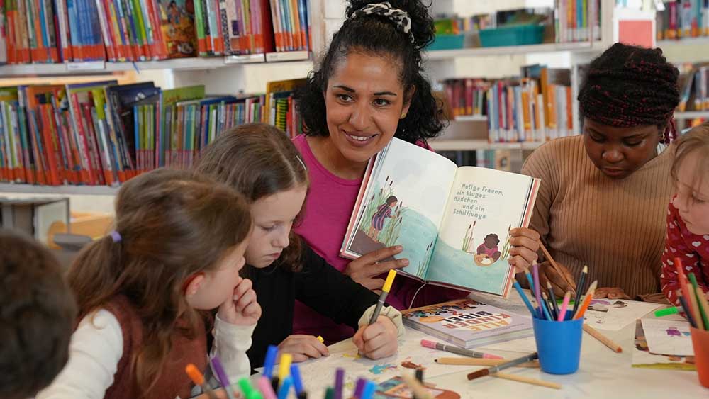 Sarah Vecera arbeitet im Evangelischen Missionswerk und ist Herausgeberin der "Alle Kinderbibel"