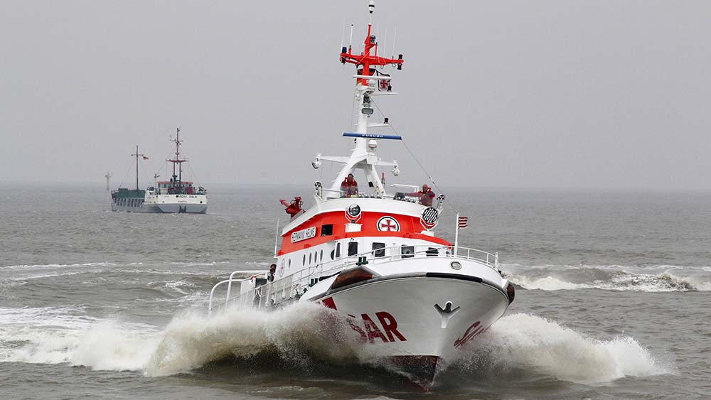 Die DGzRS ist auf Nord- und Ostsee im Einsatz, hier der Seenotrettungskreuzer Hermann Helms vor Cuxhaven