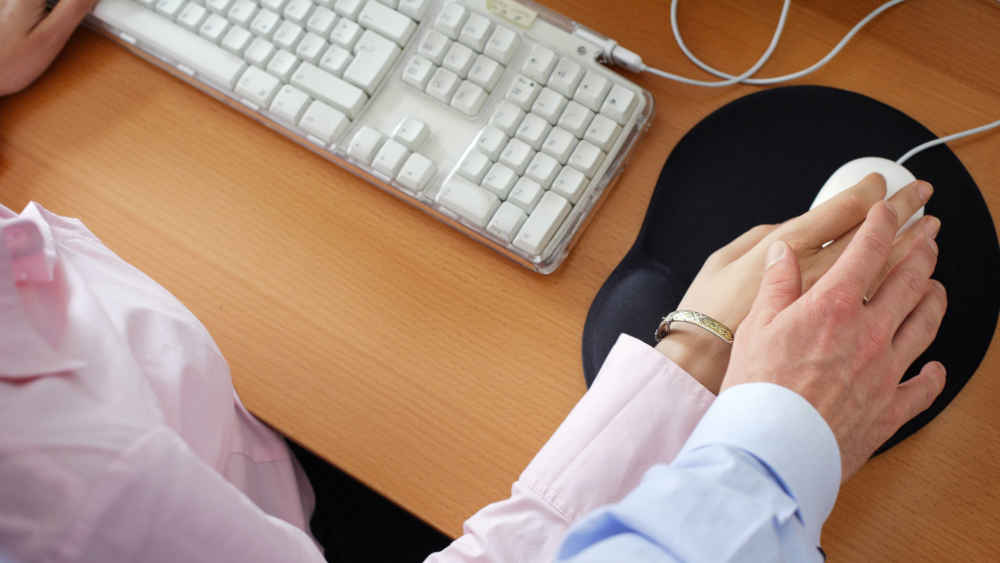 Frauen erleben häufiger sexueller Belästigung am Arbeitsplatz