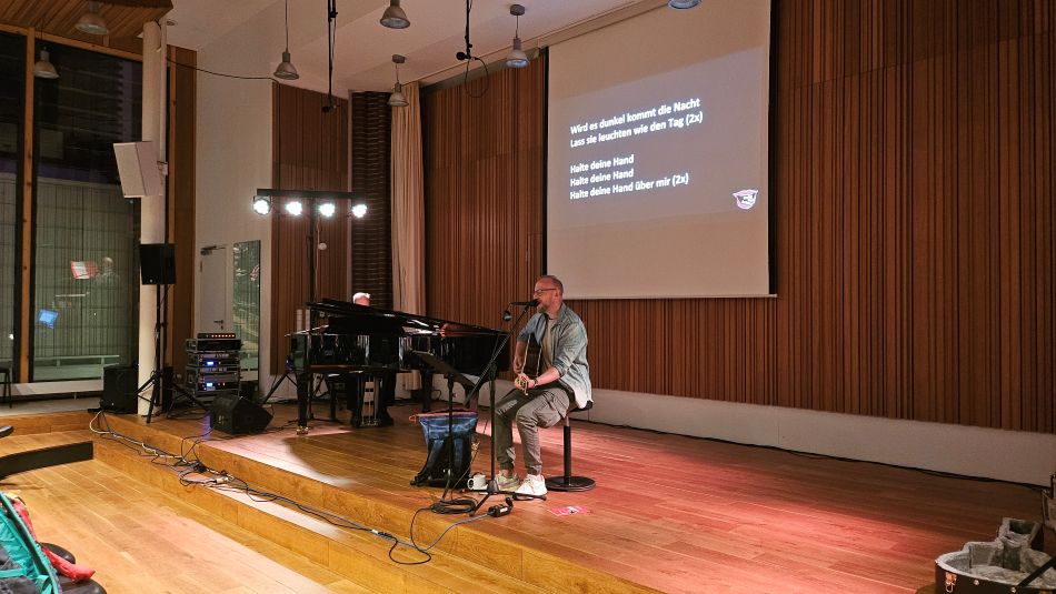 Nachts um 2 beim 74-Stunden-Singen - auf der Bühne machen Marco Knichala und Martin Funke Stimmung.