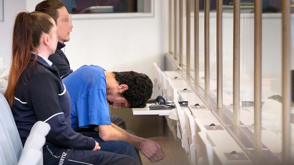 Mit gesenktem Kopf verfolgt der angeklagte Syrer Issa al H. den ersten Tag seines Prozesses