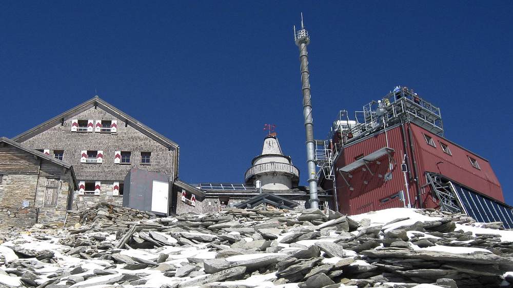 Auf dem Gipfel des Hohen Sonnblicks liegt das Observatorium (re.), der Arbeitsplatz von Elke Ludewig