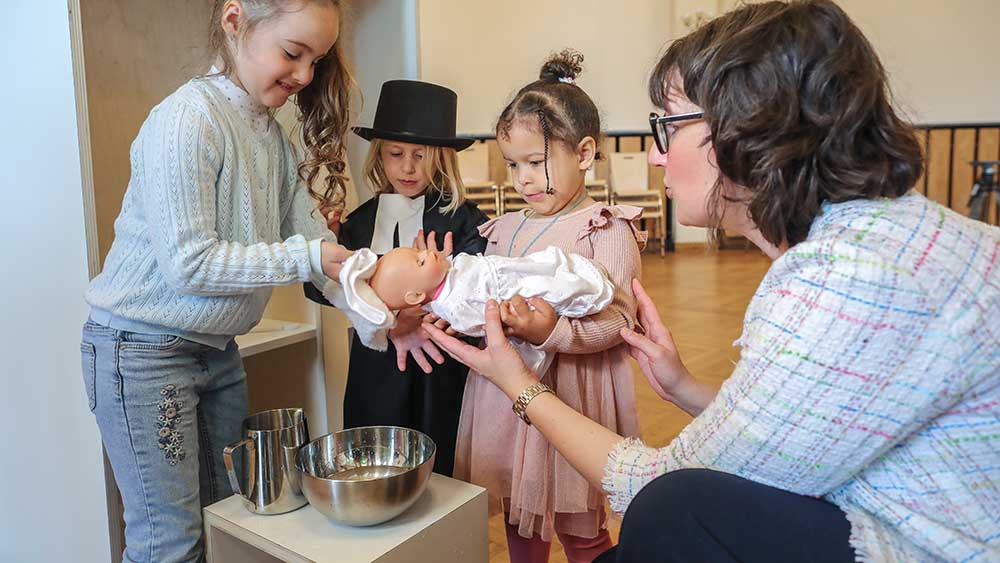 Auch eine Taufe können die Kita-Kinder nachspielen