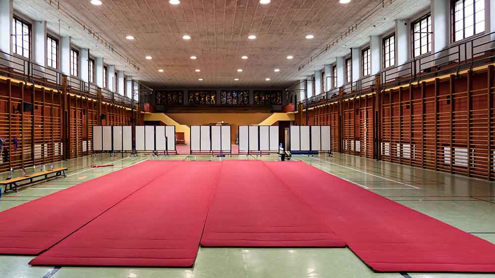 Aus einer Sporthalle wie dieser wurde ein zehnjähriges Mädchen zur Abschiebung abgeführt – der Fall löst bundesweit Entsetzen aus (Symbolbild)
