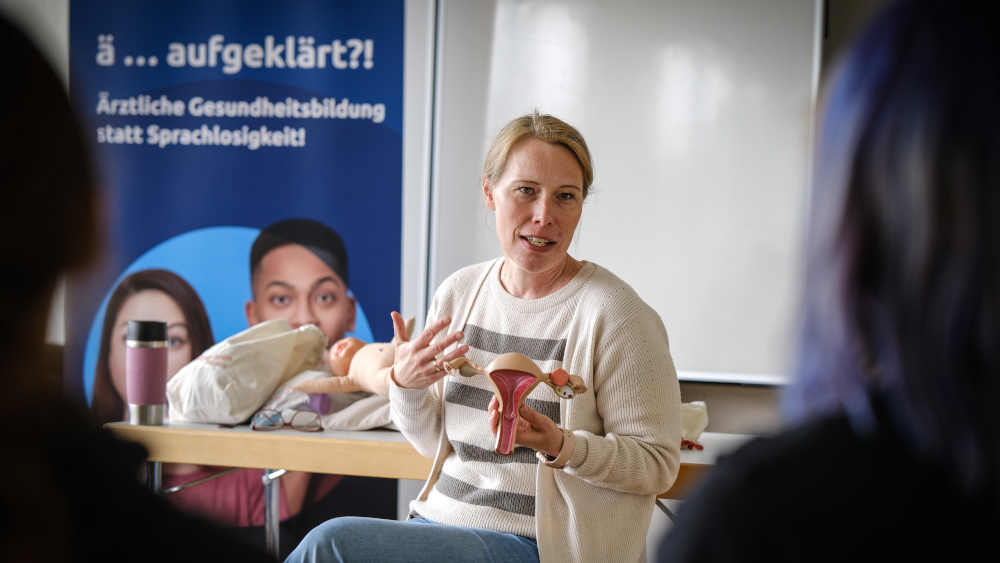Stephanie Töpfer, Fachärztin für Gynäkologie und Geburtshilfe, in einer 8. Klasse einer Realschule in Tostedt. Sie spricht bei einem Schulprojekt mit ihnen über Krebsprävention mit Anschauungsmaterialien, hier mit Modell einer Gebärmutter