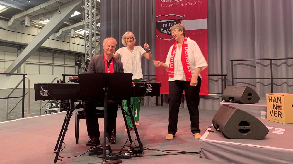 Rüdiger Glufke, Anke Kolster und Kristina Kühnbaum-Schmidt haben sichtlich Freude an der Bibelarbeit
