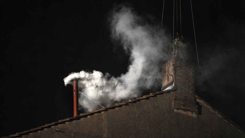 Vatikan: Weißer Rauch kündigt den neunen Papst an