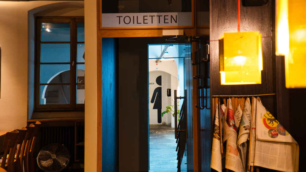 Wer in Fürth oder Nürnberg die Toiette aufsucht, findet auch kostenlose Postkarten der katholischen Kirche (Symbolbild)