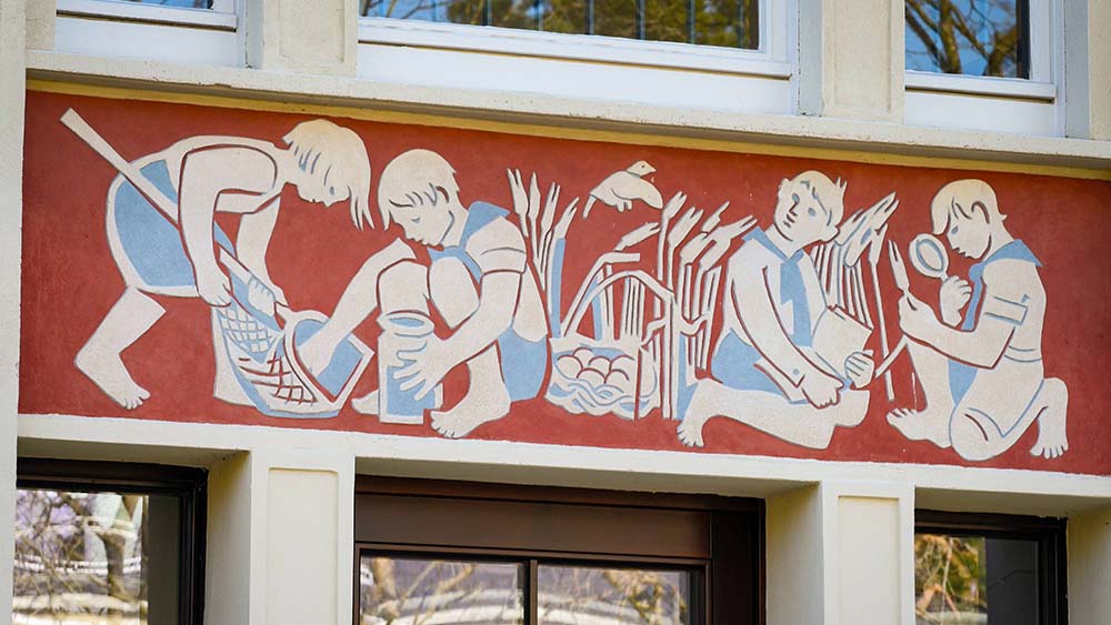 Malereien zeigen glückliche Kinder an den Gebäuden des ehemaligen DDR-Kinderheims Makarenko in Berlin-Treptow. Etwa 25000 Kinder wuchsen hier seit 1953 auf. Viele hatten keine leichte Kindheit