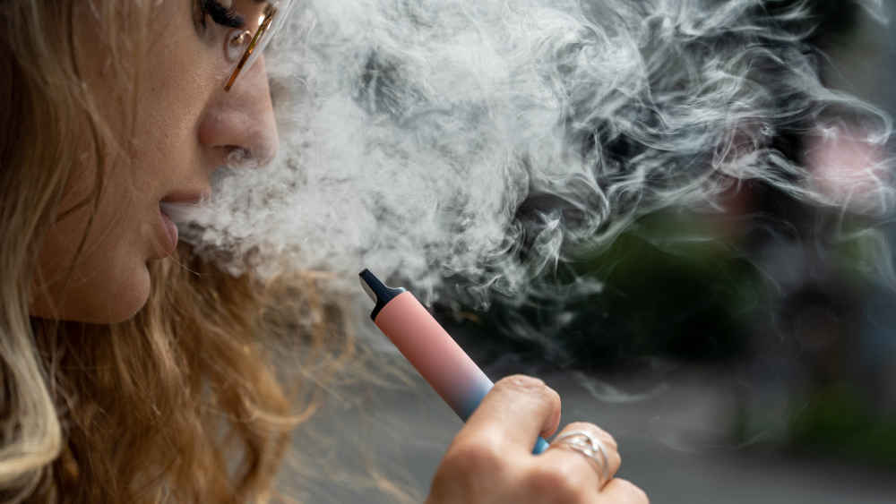 Dass E-Zigaretten gesünder seien oder eine Strategie zur Rauchentwöhnung, ist laut neuer Studien falsch