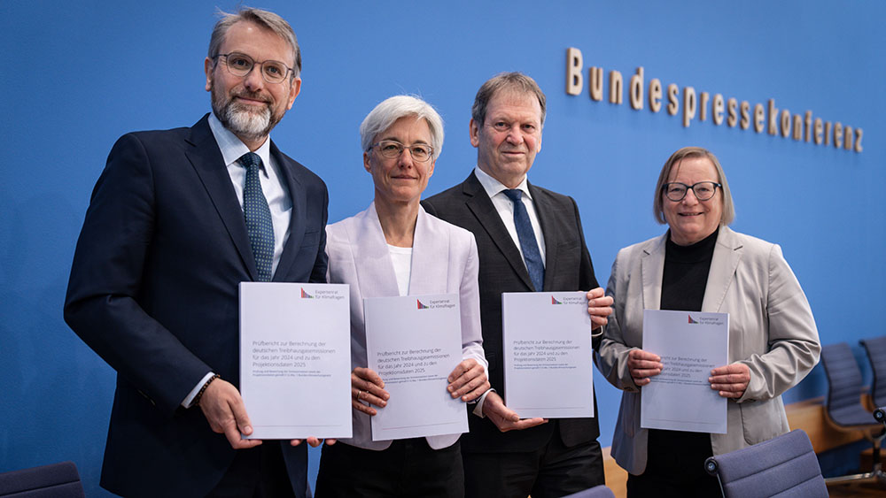 Die Mitglieder des Expertenrats für Klimafragen präsentieren den aktuellen Bericht: Professor Dr. Hans-Martin Henning, Vorsitzender vom Expertenrat für Klimafragen (ERK), Fraunhofer-Institut für Solare Energiesysteme ISE, Dr. Brigitte Knopf, Stellvertretende Vorsitzende vom Expertenrat, Zukunft KlimaSozial ZKS, Professor Dr. Marc Oliver Bettzuege, Ratsmitglied ERK, Energiewirtschaftliches Institut Universität zu Köln EWI und Dr. Barbara Schlomann, Ratsmitglied ERK, Fraunhofer-Institut für System- und Innovationsforschung ISI