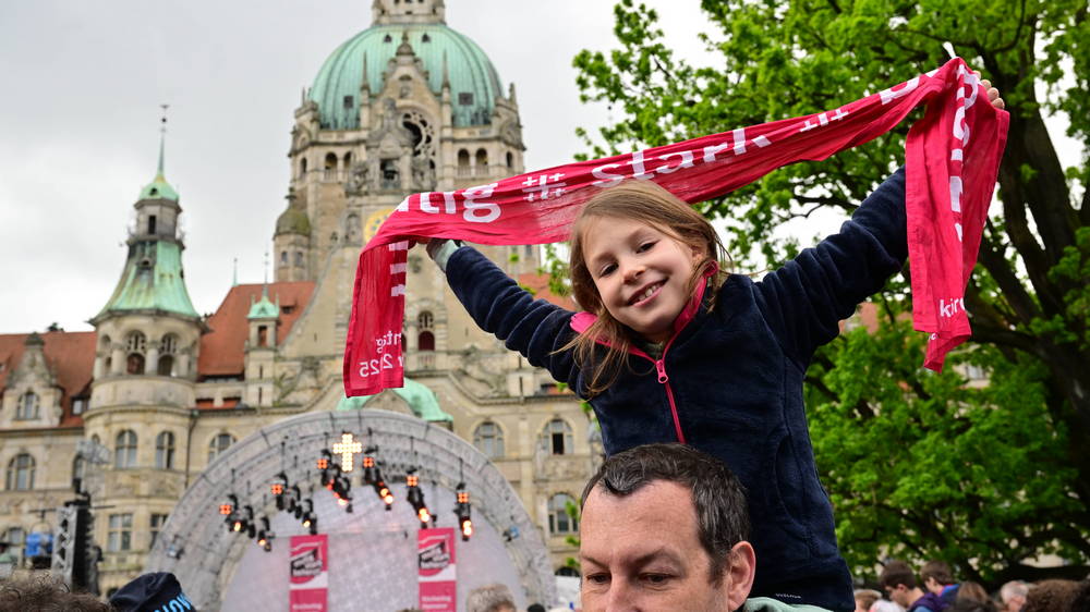 Image - Schlussgottesdienst: bunte Feier, kühle Temperaturen
