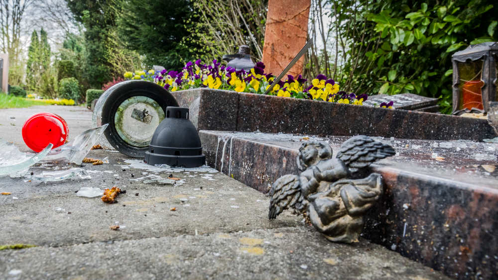 Zerstörte Grabsteine und Grabschmuck. Vandalismus auf Friedhöfen nimmt zu