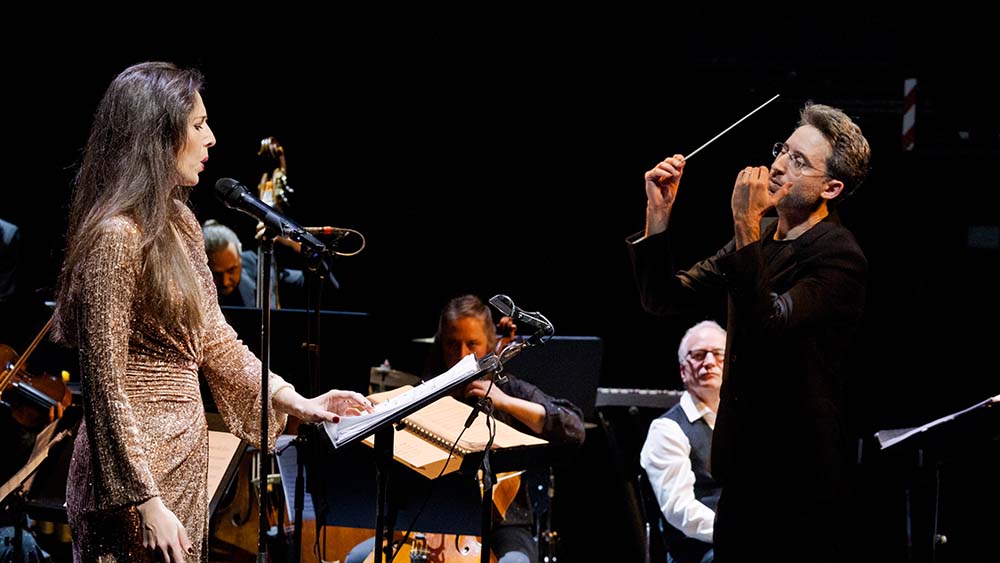 Dirigent Daniel Grossmann (Foto rechts) dirigiert das Jewish Chamber Orchestra Munich. Sängerin Ethel Merhaut verleiht zusammen mit dem Orchester der Geschichte von „Mendele Lohengrin” eine enorme Emotionalität