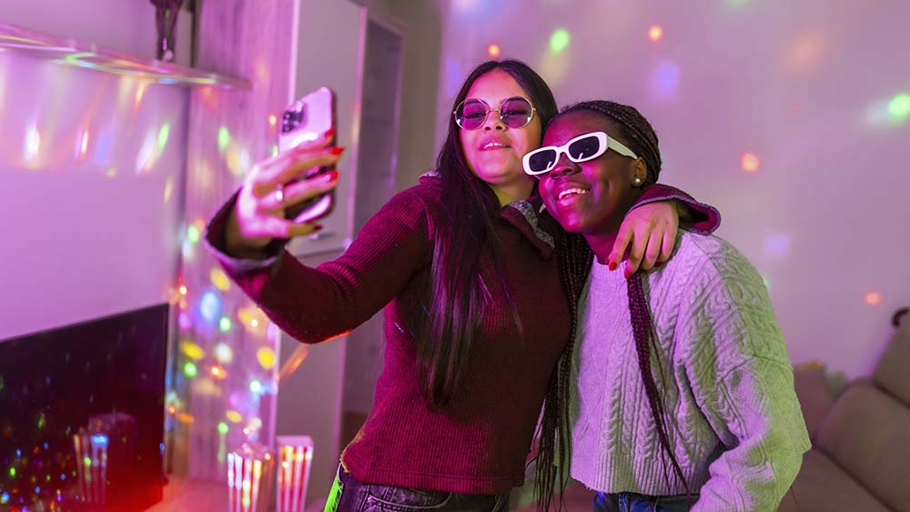 Das Handy ist heutzutage ständiger Begleiter von jungen Menschen