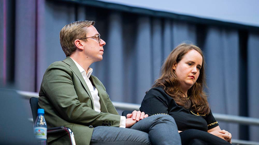 Philipp Amthor (CDU) und Ricarda Lang (Grüne) sitzen beim Kirchentag gemeinsam auf einem Podium