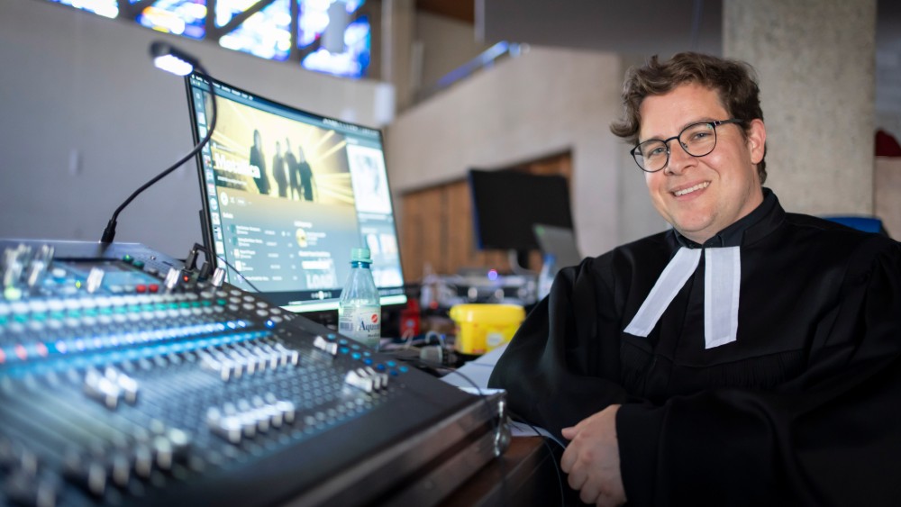 Pastor Christian Rebart während des Musikgottesdienstes "Metal in der Kirche" in der Auferstehungskirche