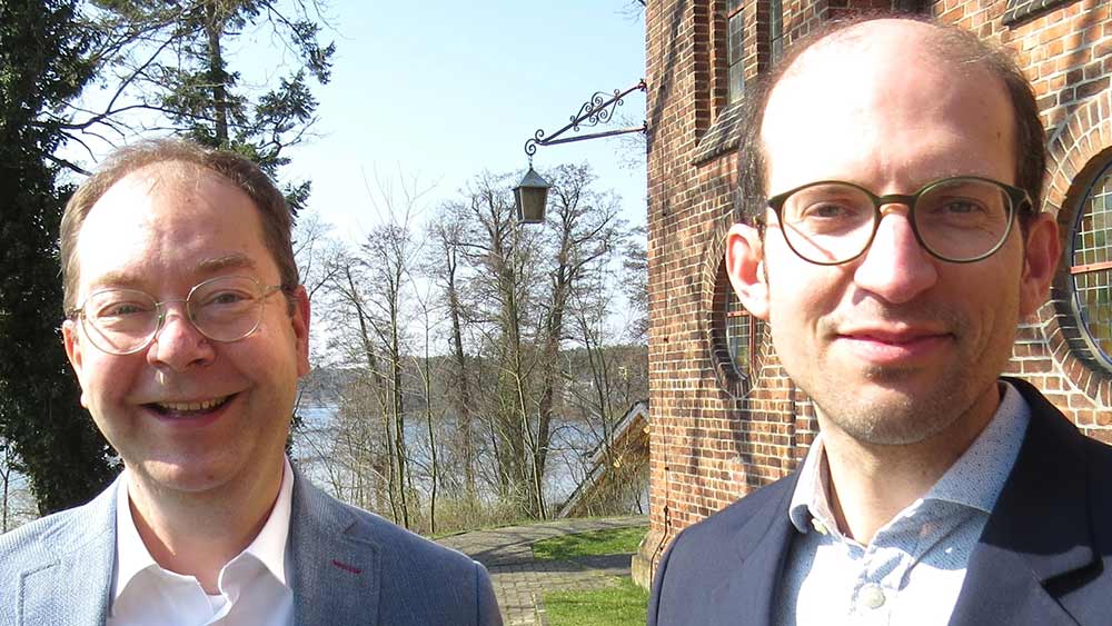 Jens Mruczek (li.) und Patrick Holschuh sind Pfarrer in der Region der Tesla-Gigafactory