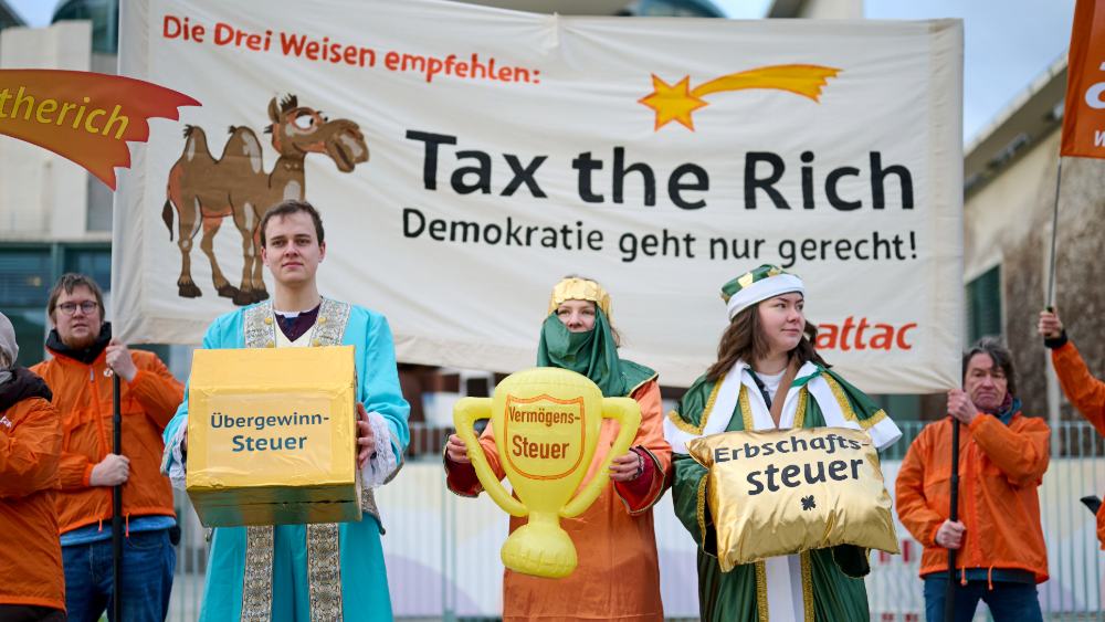 Aktion des Netzwerkes Attac für eine Besteuerung der Reichsten vorm Kanzleramt