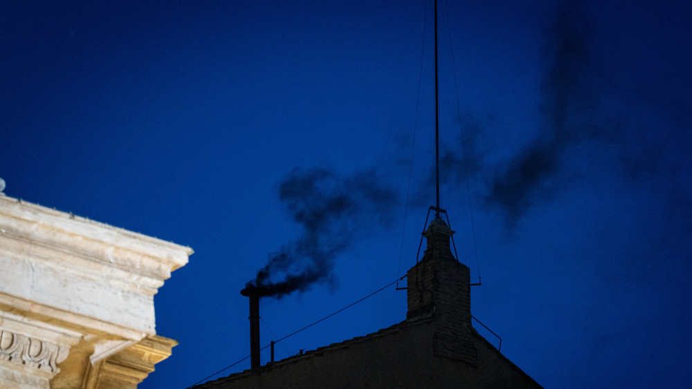 Er kam spät, der schwarze Rauch: Der Schornstein der Sixtinischen Kapelle im Vatikan am Mittwochabend