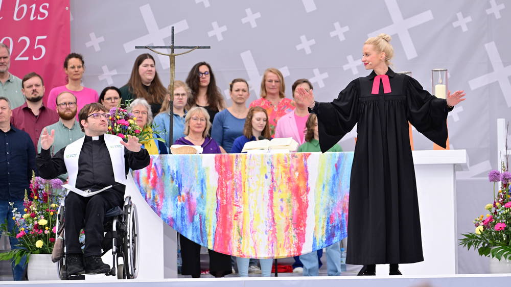 Diakon Gilbert Krüger und Kirchentagspastorin Anne Helene Kratzert beim Segen zum Abschluss des Gottesdienstes