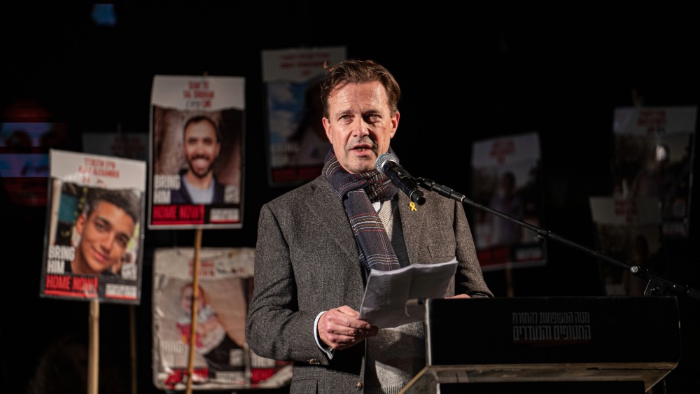 Botschafter Steffen Seibert bei einem Regierungsprotest in Tel Aviv Anfang 2025