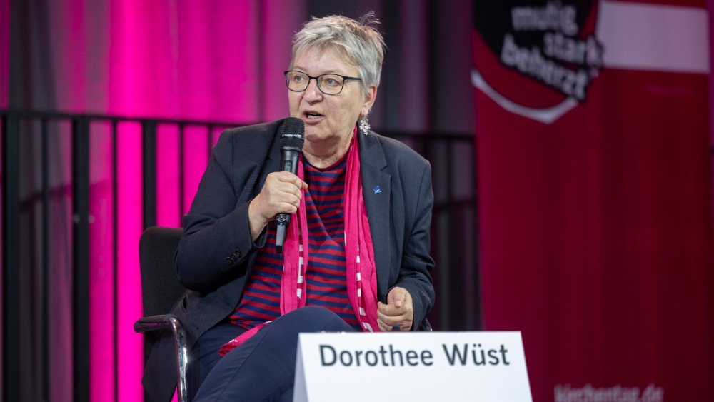 Dorothee Wüst spricht beim Podium „Sexualisierte Gewalt und Machtmissbrauch“ beim Evangelischen Kirchentag in Hannover