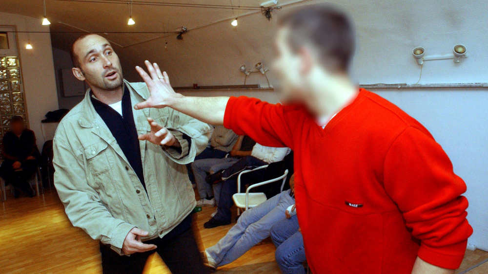 Teilnehmer eines Anti-Aggressivitätstrainings in Mainz (Archivbild). „Die Männer kommen aus allen Schichten und Altersgruppen“, sagt Sozialarbeiterin Imke Peters.