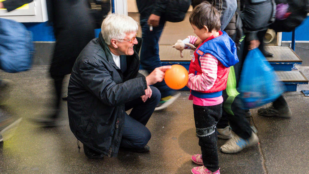 Herzlich willkommen! Im September 2015 war Heinrich Bedford-Strohm bei der Ankunft der Flüchtlinge am Hauptbahnhof München dabei