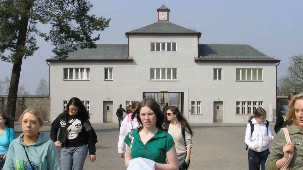 Jugendliche besuchen das ehemaligen Konzentrationslager Sachsenhausen (Archivbild)