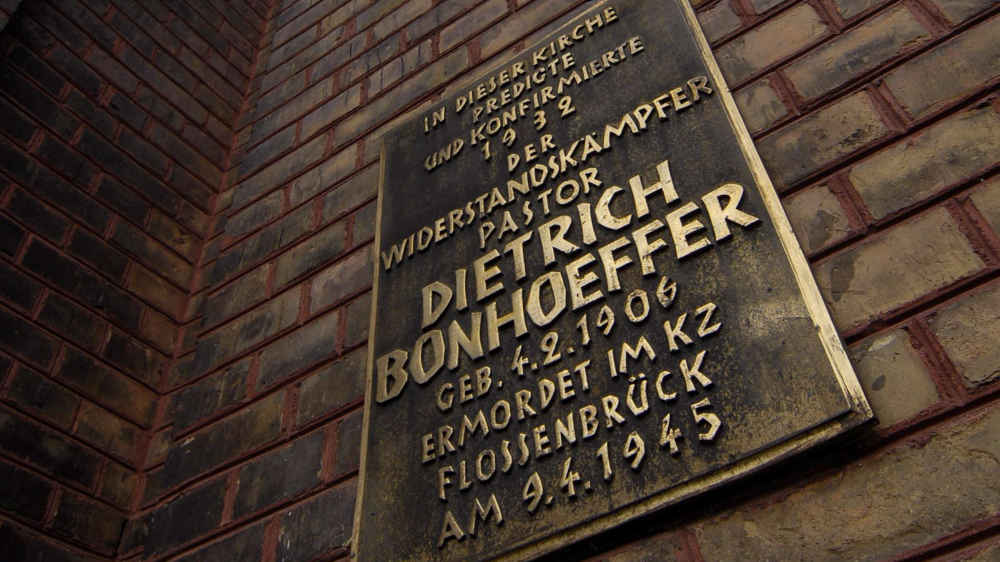 Gedenktafel für Dietrich Bonhoeffer an der Zionskirche in Berlin-Mitte