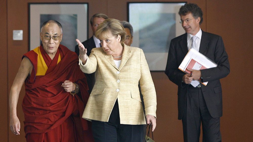 Im September 2007 besucht der Dalai Lama Deutschland und trifft sich mit der damaligen Kanzlerin Angela Merkel