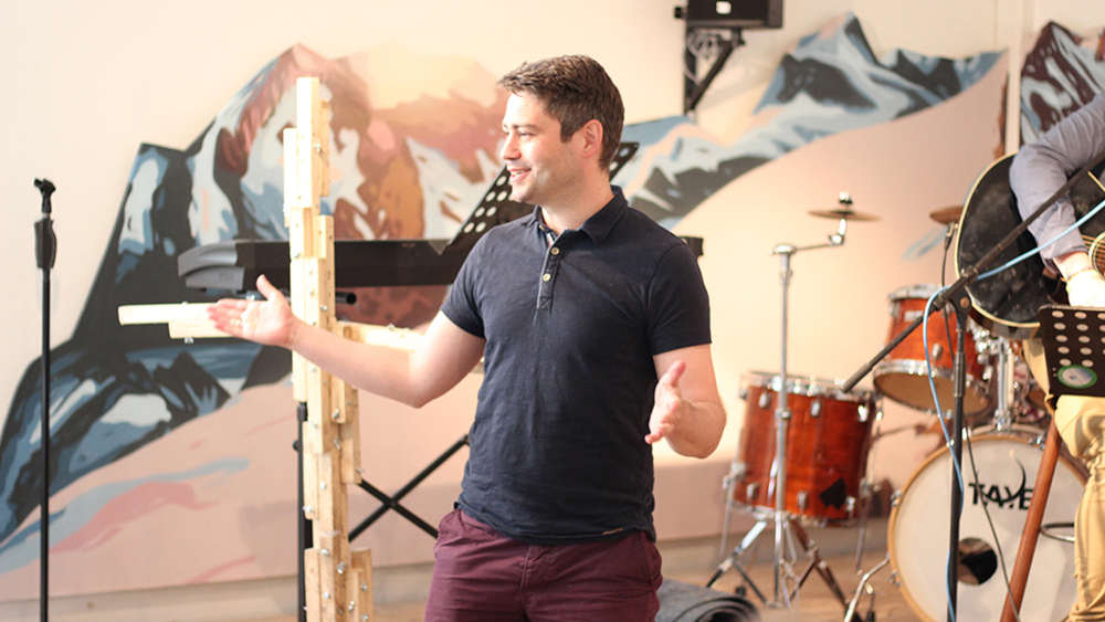 Niklas Ermen von der Initiative "freiraum+" der Evangelischen Kirchengemeinde St. Reinoldi Rupelrath am 06.05.18 in der Christuskirche in Solingen-Aufderhöhe.  "freiraum+" ist einer von zehn "Erprobungsräumen" in der Evangelischen Kirche im Rheinland