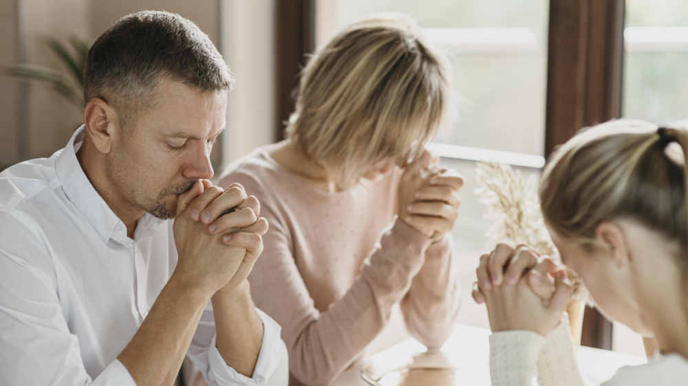 Gemeinsames Familiengebet vor dem Essen