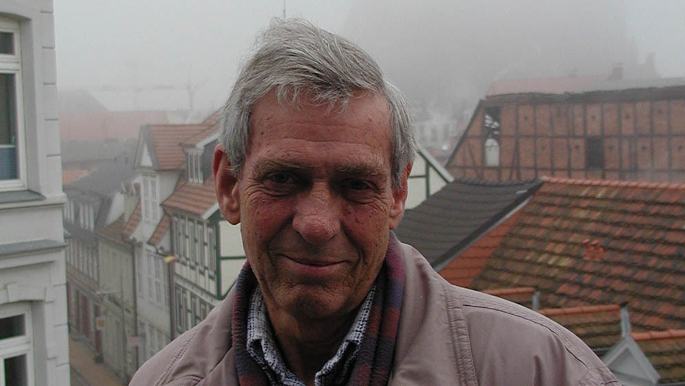 Gerhard Thomas prägte über Jahrzehnte die evangelische Publizistik in Ostdeutschland – als Chefredakteur, Mentor und kritische Stimme innerhalb der Kirche