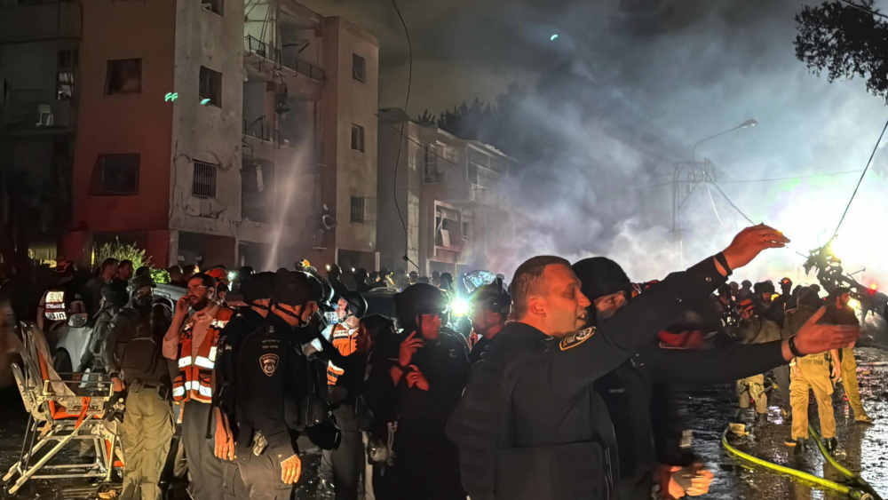 Mehrere Brände brechen in Haifa aus, nachdem eine iranische Rakete eingeschlagen ist