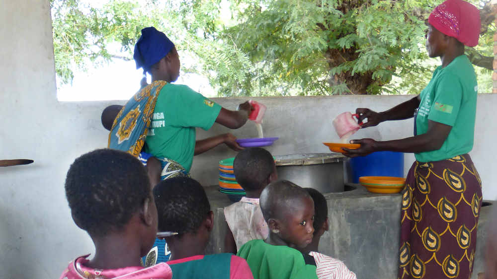 Schülerinnen und Schüler der Kalani-Schule in Malawi erhalten Schulessen (Archivbild)